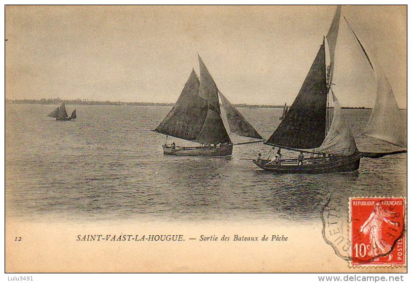 CPA- SAINT-VAAST-la-HOUGUE (50) - La Sortie Des Bateaux De Pêche - Saint Vaast La Hougue