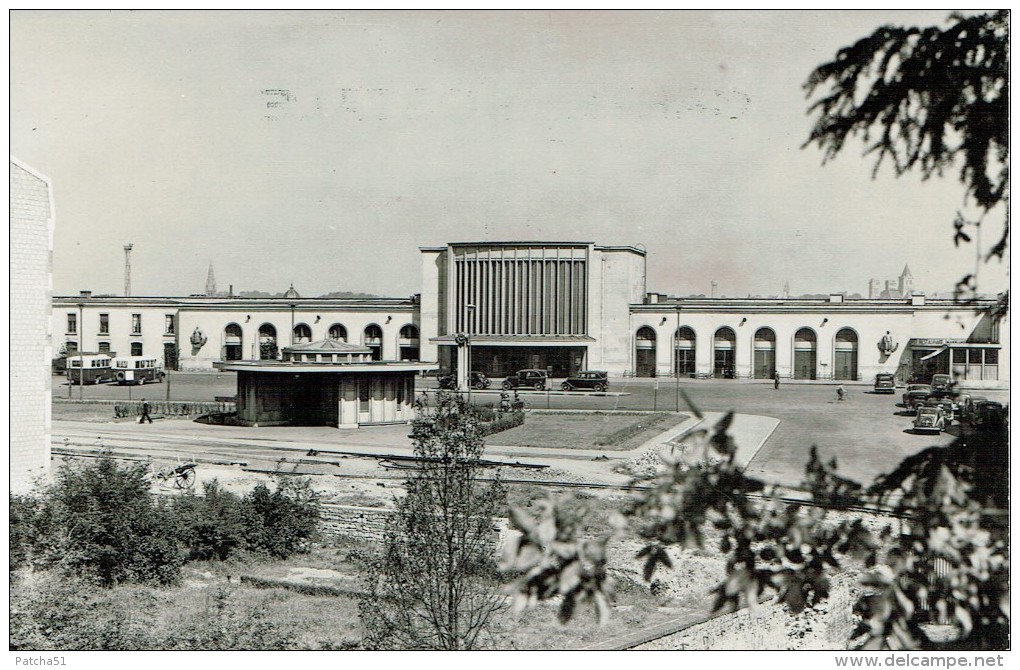 14 - CAEN - CPSM LA GARE - Véritable Photo M. LECOQ, Caen - Voiutres Anciennes Stationnées - 1948 - R/V - Caen