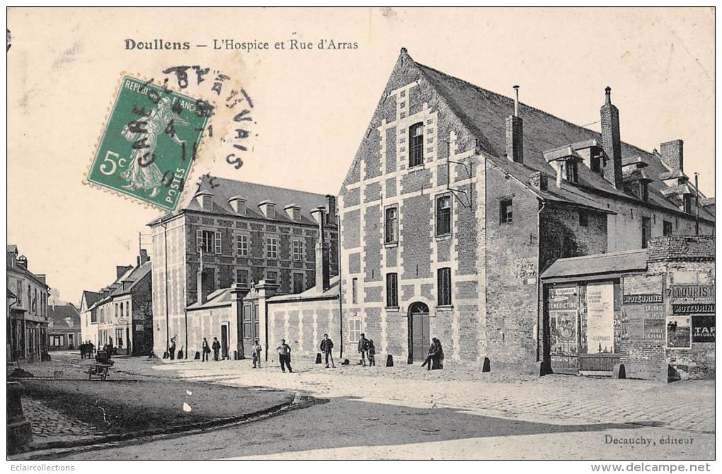 Doullens    80     Rue D'Arras Et Hospice  (voir Scan) - Doullens