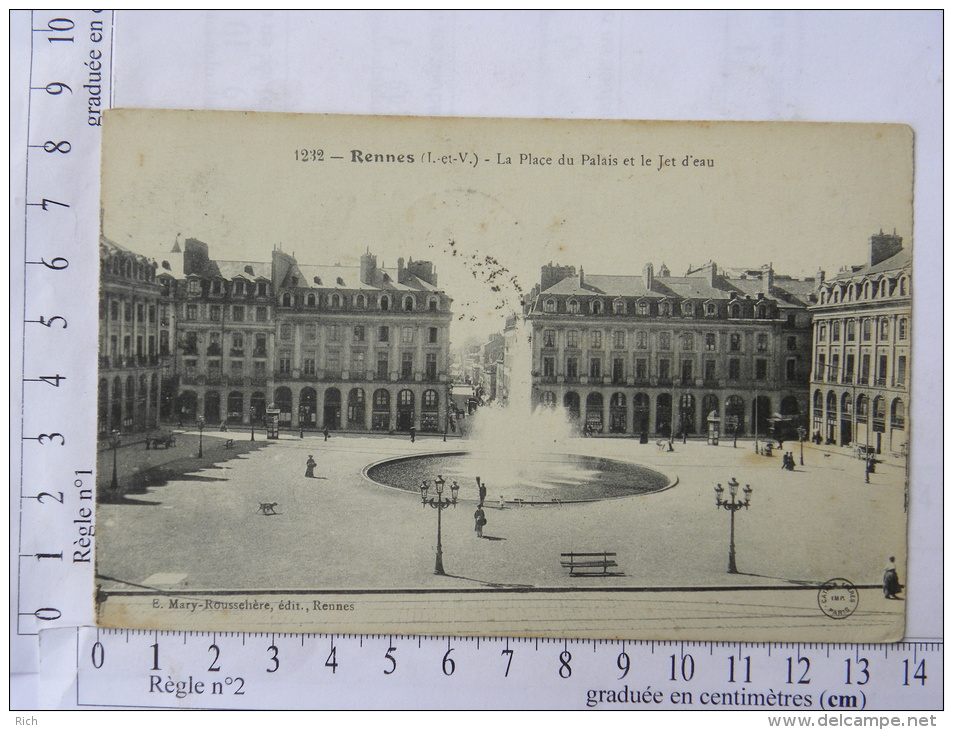 CPA  (35) Ille Et Vilaine - RENNES - La Place Du Palais Et Le Jet D'eau - Rennes