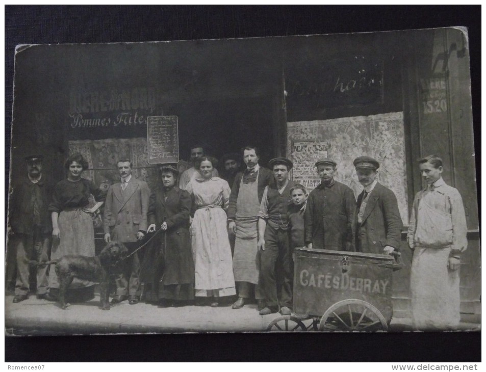 CAFE - RESTAURANT RAPHAËL - Le Patron Et Clients Devant La Vitrine - Animée - Carte-photo à Situer - Vers 1910 - TOP ! - Restaurants