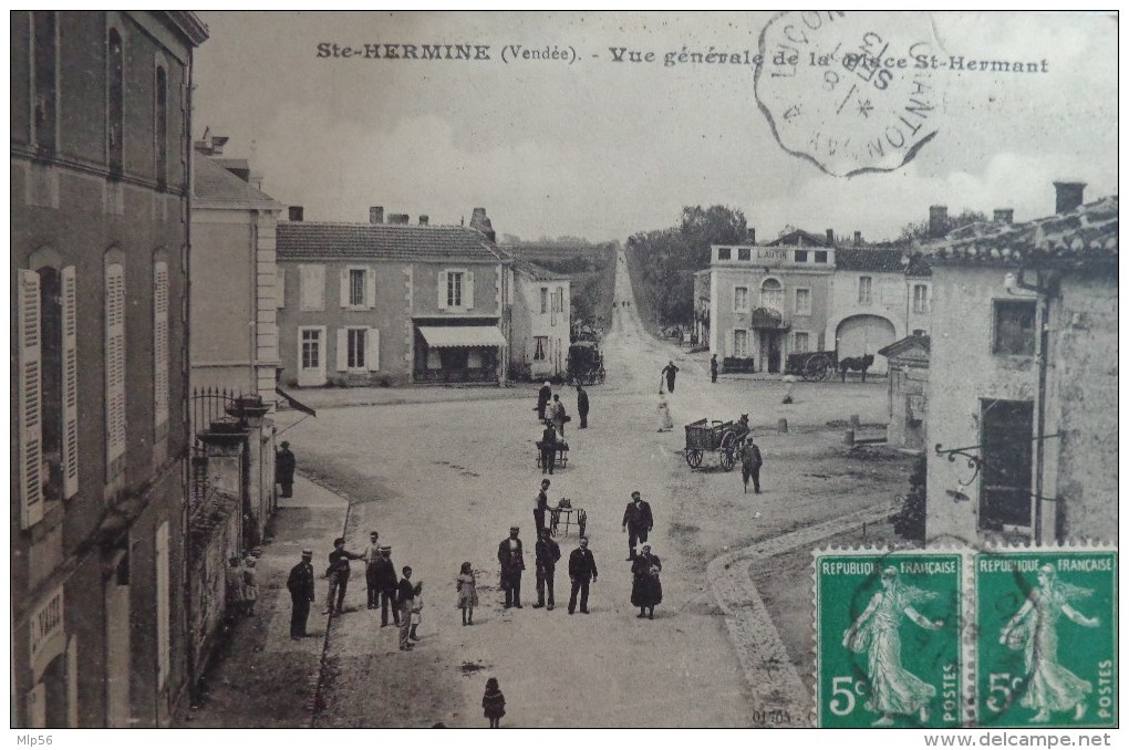 85 SAINTE HERMINE VUE GENERALE DE LA PLACE ST HARMANT - Sainte Hermine