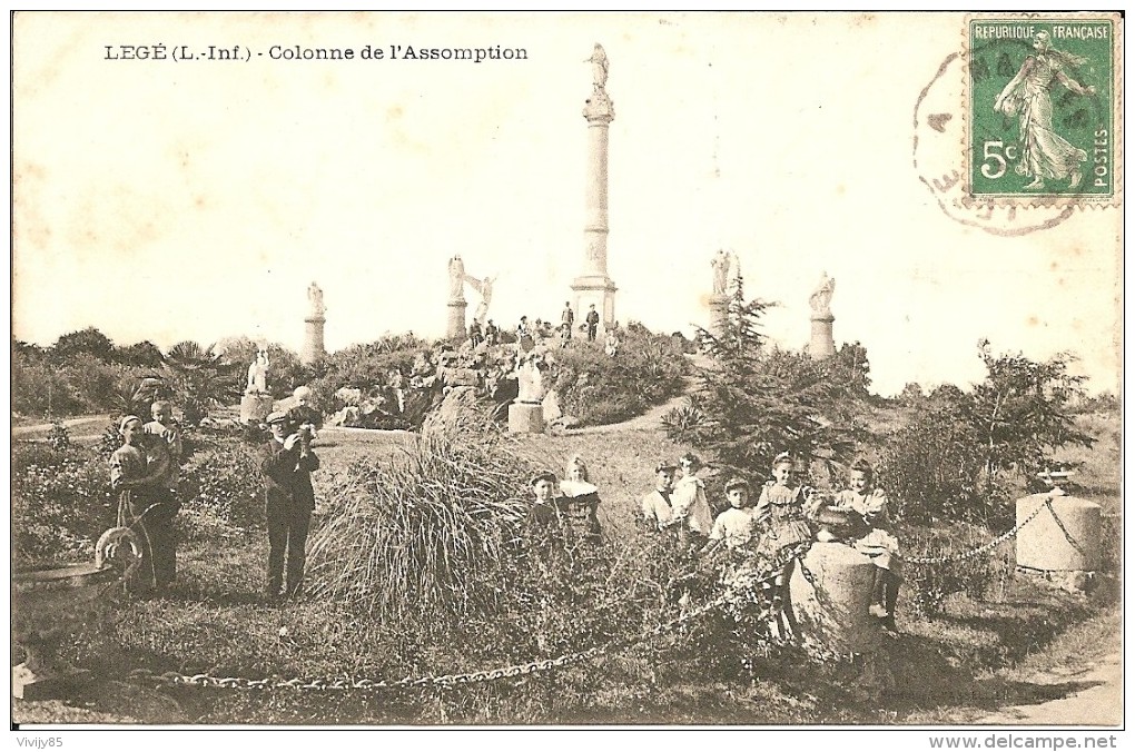 44 - LEGE - Belle Vue Animée Devant La Colonne De L'Assomption - Legé