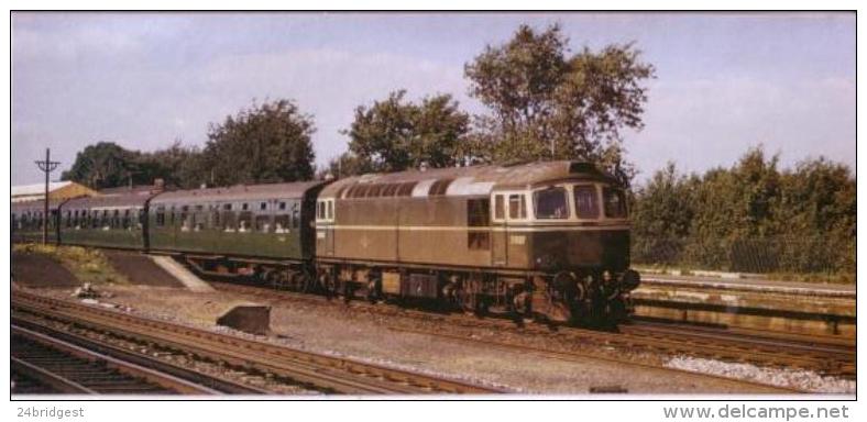 Esher Railway Station Type 3 Diesel Waterloo Train - Ferrocarril