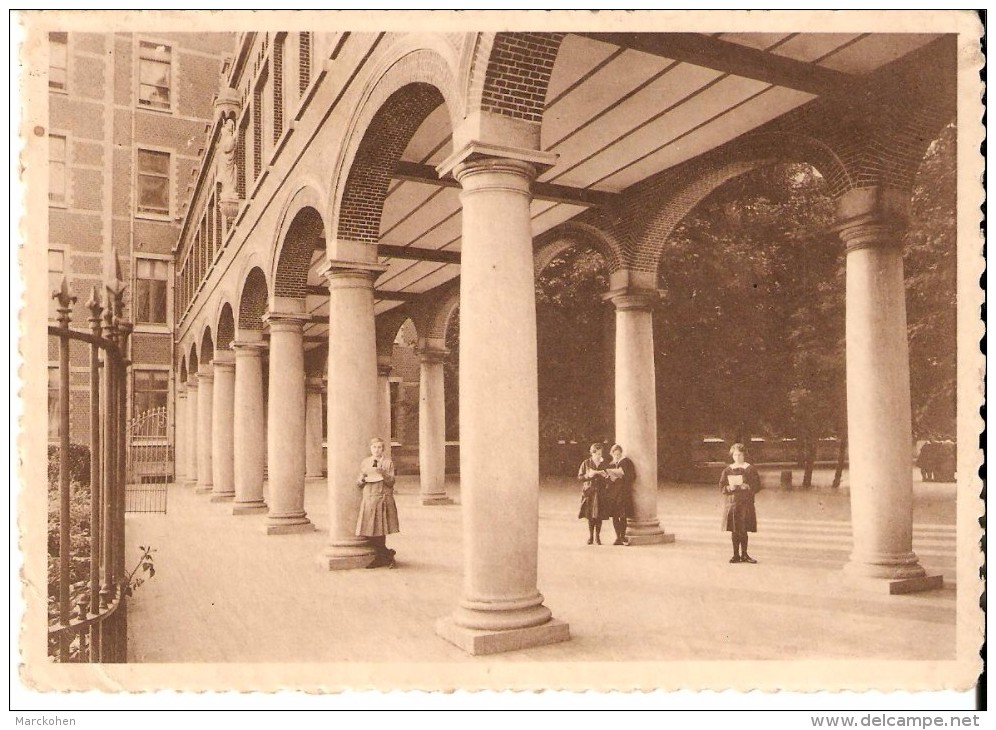 Onze-Lieve-Vrouw-Waver (2861) : Institut Des Ursulines. Colonnade De La Cour Des Jeux. CPSM Dentelée Animée (enfants). - Autres & Non Classés