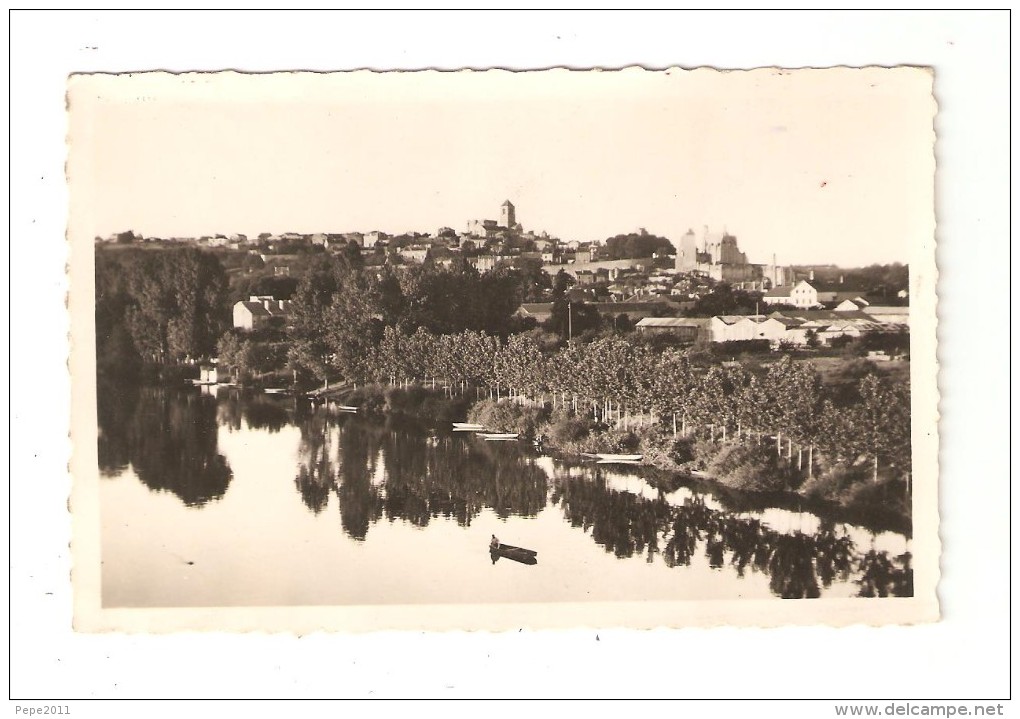 CPA 86 - CHAUVIGNY  Bords De La Vienne : Cours D´eau - Barque - Ville Au Fond - Vue Peu Commune - Chauvigny