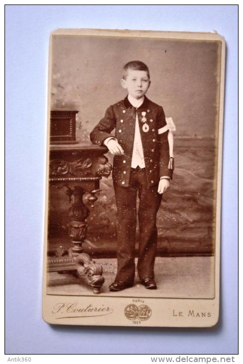 Photographie XIXème CDV Portrait D´un Jeune Communiant Avec Légion D'Honneur Photographe Couturier Le Mans - Anciennes (Av. 1900)
