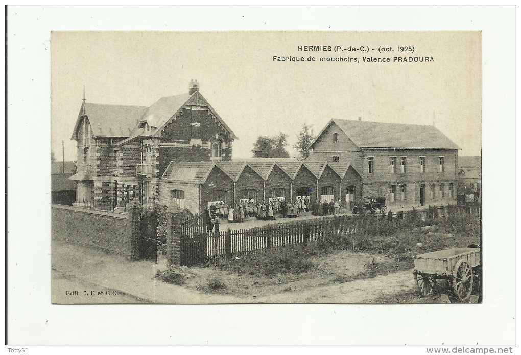 CPA:HERMIES.(dép 62).OUVRIERS DEVANT LA FABRIQUE DE MOUCHOIRS VALENCE.PRADOURA.(oct.1925). - Other & Unclassified