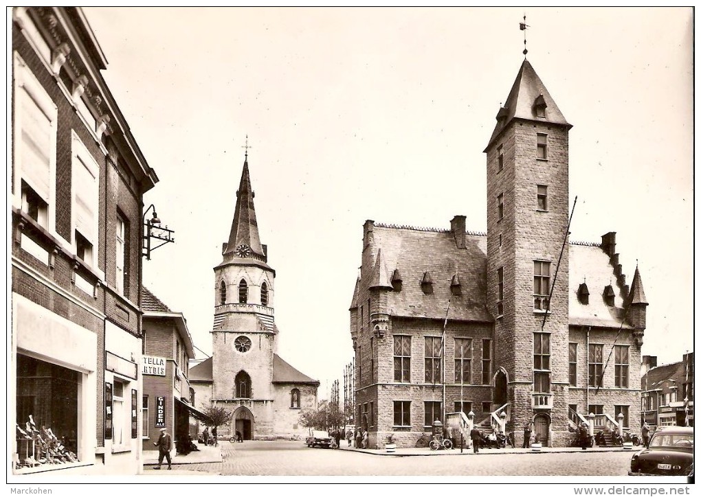 BORNHEM (2880) : Kerk En Gemeentehuis. Petite Animation. CPSM Très Rare. - Bornem