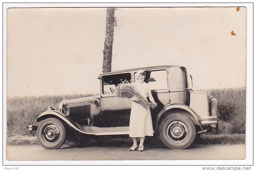 Carte Photo - Citroën AC4 1930 - Malle Accessoire "Coquille" - Jeune Femme Avec Gerbe De Fleurs Des Champs - Pas Circulé - Voitures De Tourisme