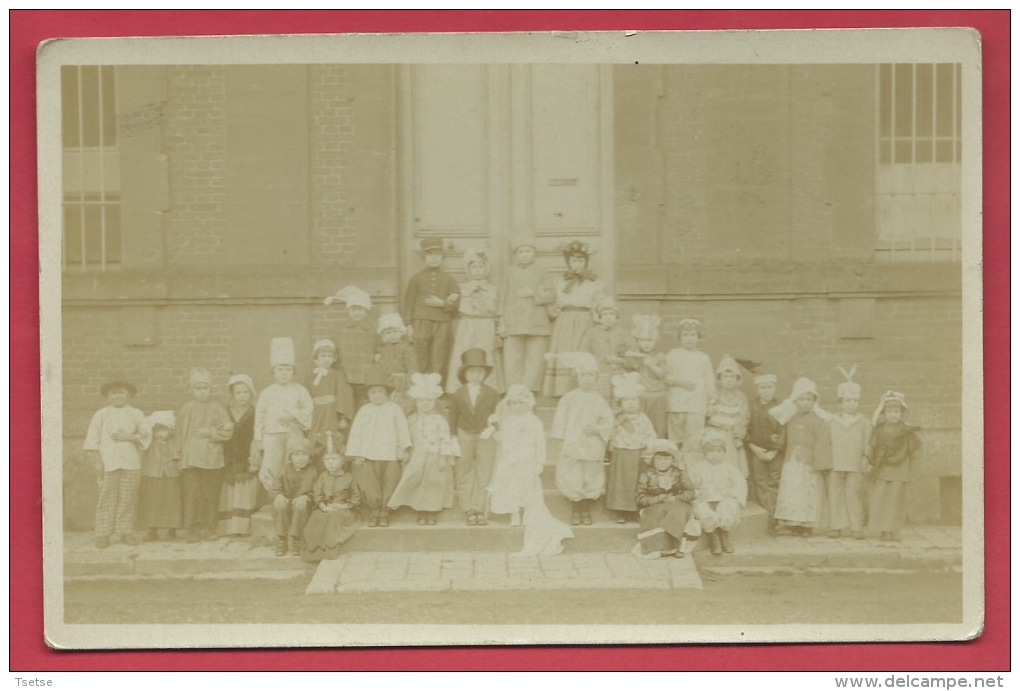 Carte Photo à Situer - Groupe D´enfants, Déguisés Devant Un Bâtiment - A Identifier