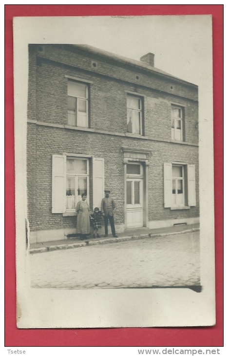 Carte Photo à Situer - Matagne- La- Grande ??? - Famille Devant Leur Maison - Doische