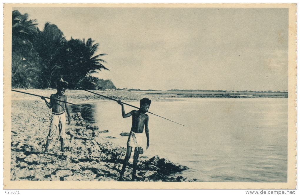 OCEANIE - MICRONESIE - CAROLINES - Petits Canaques Guettant Le Poisson - Micronesia