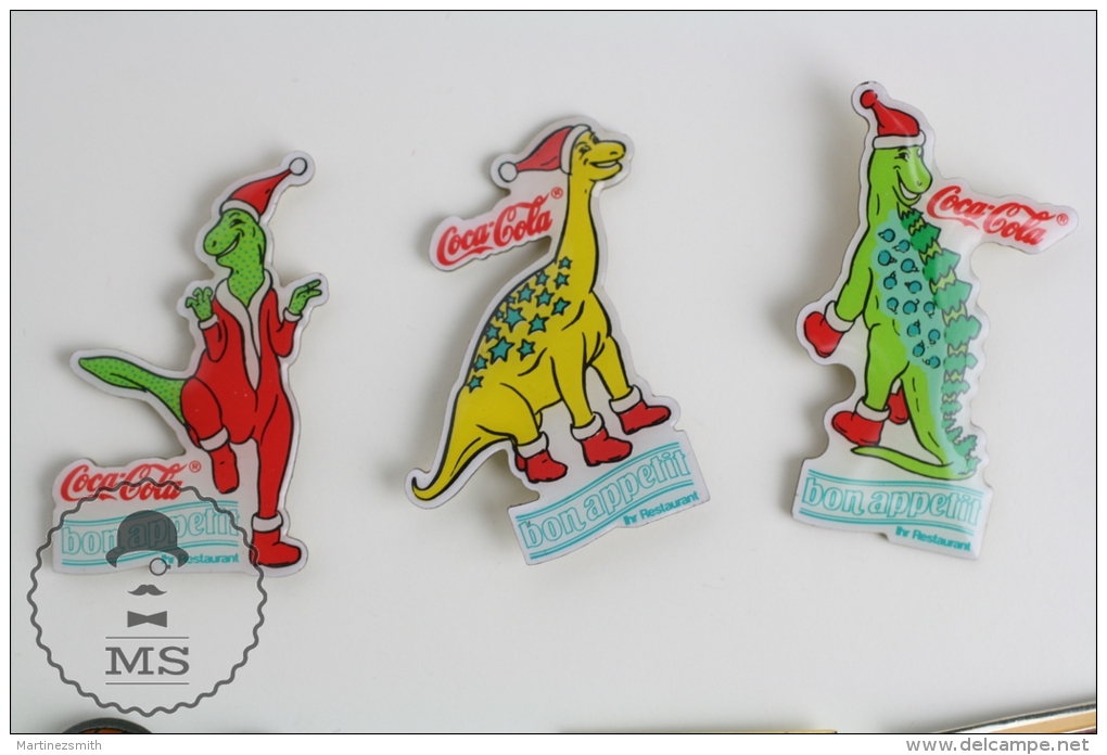 Three Different Dinosaurs With Santa Claus Hats - Bon Apetit Coca Cola Adevrtising - Pin Badges #PLS - Coca-Cola