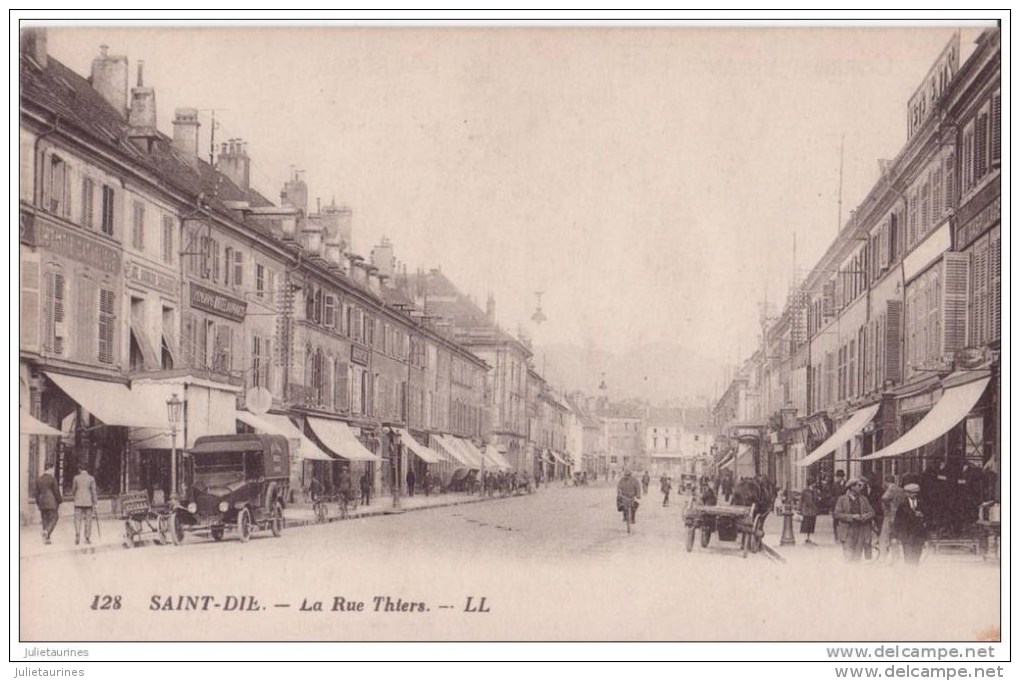 88 SAINT DIE VOSGES RUE THIERS AVEC UNE VOITURE ANCIENNE ET TRES ANIMEES.CPA BON ETAT - Saint Die