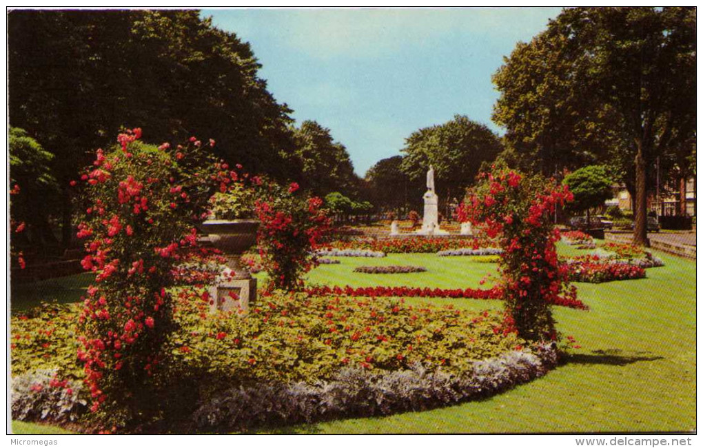 Embankment Gardens And War Memorial, Bedford - Bedford