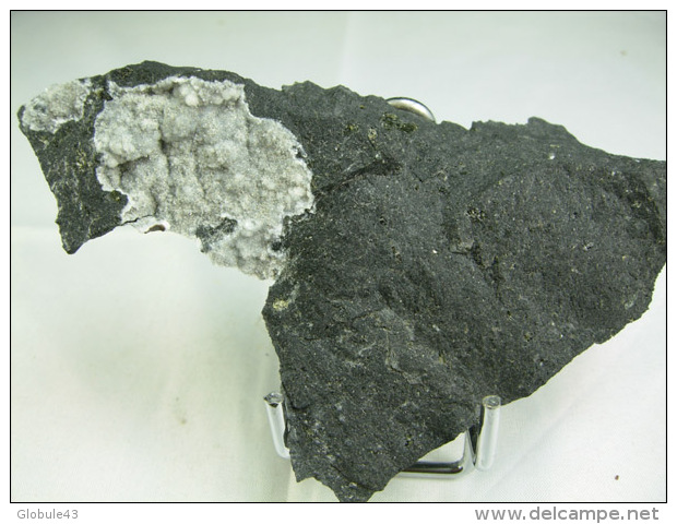 PHILLIPSITE SUR BASALTE  10, X 6, CM LE PUY EN VELAY - Mineralien