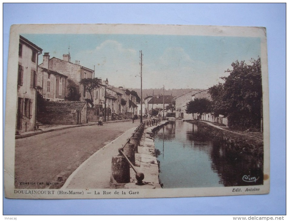 Réf: 85-17-28.                  DOULAINCOURT      La Rue De La Gare.   ( Colorisée ). - Doulaincourt