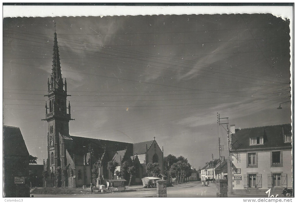 29 CPSM  PLONEVEZ PORZAY LA PLACE DE L'EGLISE ET ENCLOS PAROISSIAL - Plonévez-Porzay