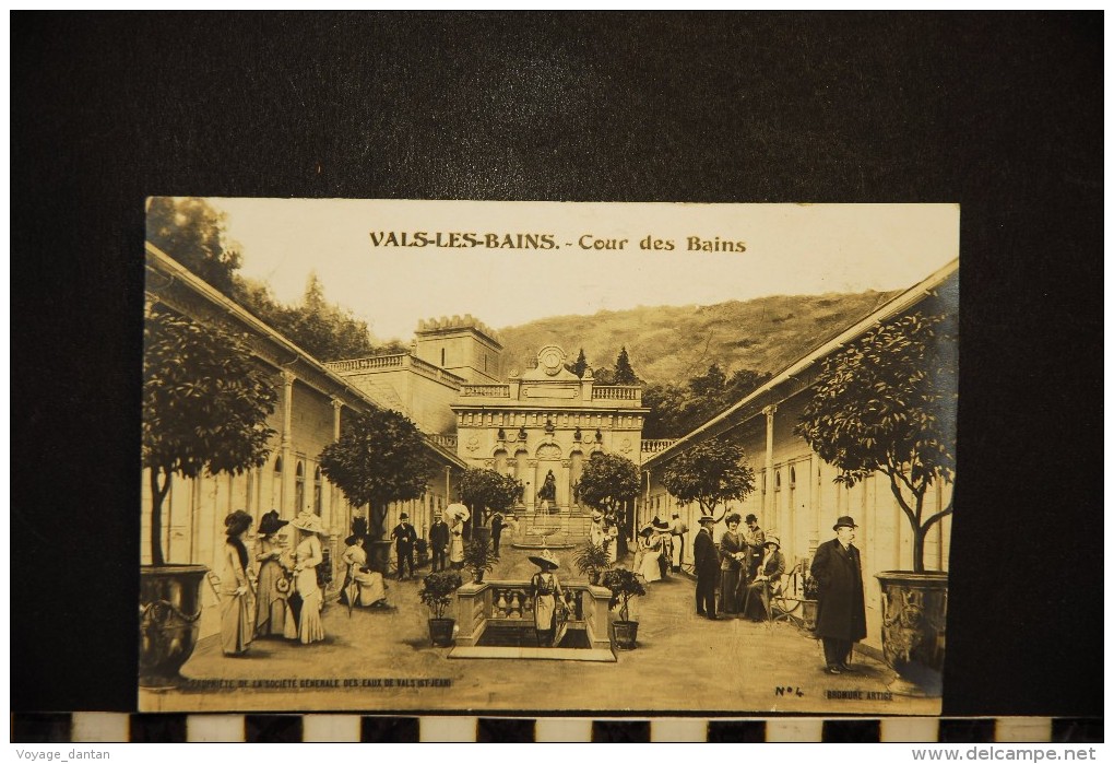 Cpa, 07, VALS LES BAINS, Cour Des Bhains, N°4, ANIMEE - Vals Les Bains