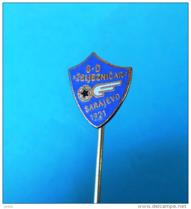 FC ZELJEZNICAR - Football Soccer Club Bosnia Ex Yugoslavia Old Pin Badge Fussball Futbol Futebol Calcio Anstecknadel - Fútbol