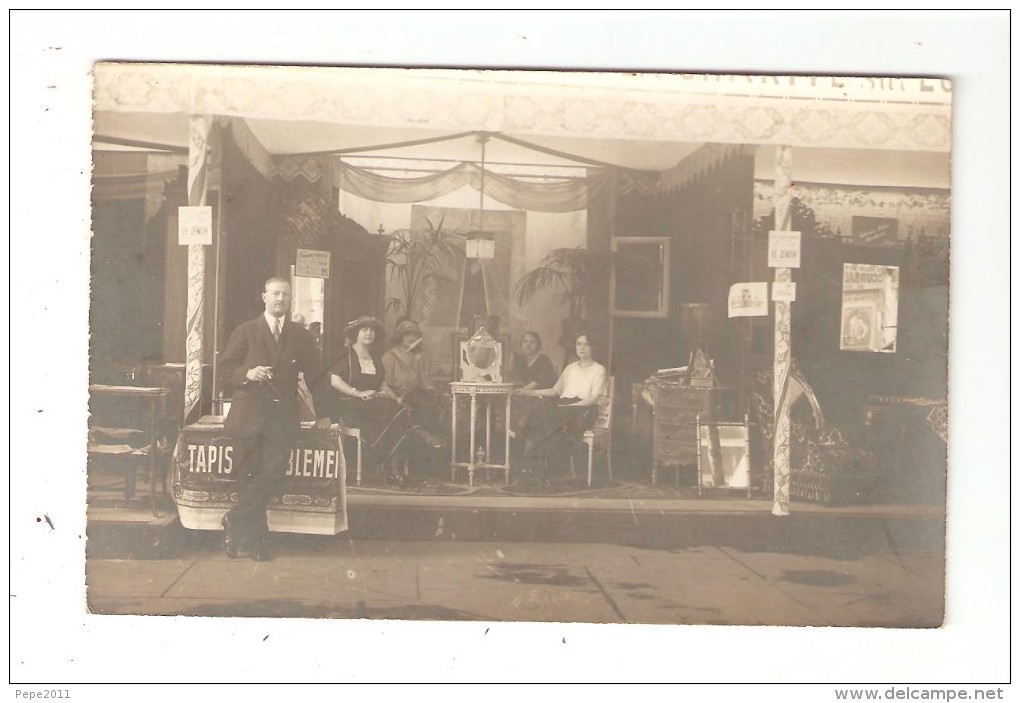 Carte Photo  - Magasin De Tissus ( Ameublement ) Homme Debout + Femmes Assises - Affiches - Lieu à Déterminer - Winkels