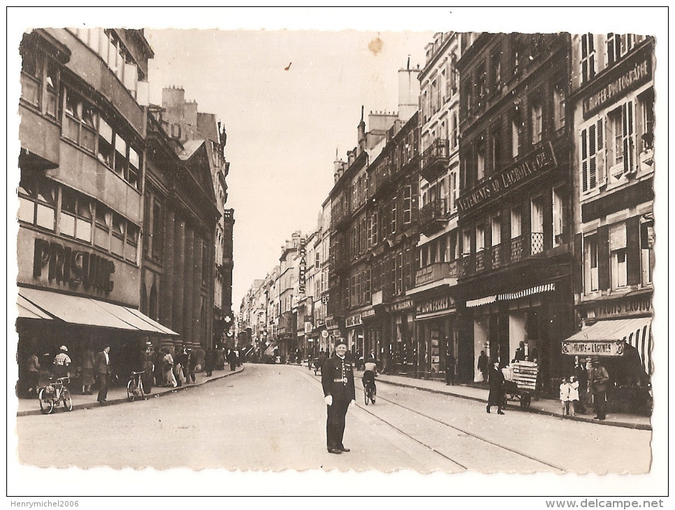 Moselle - 57 - Metz - Rue Serpenoise Avec Agent De Police De La Circulation , Prisunic - Metz