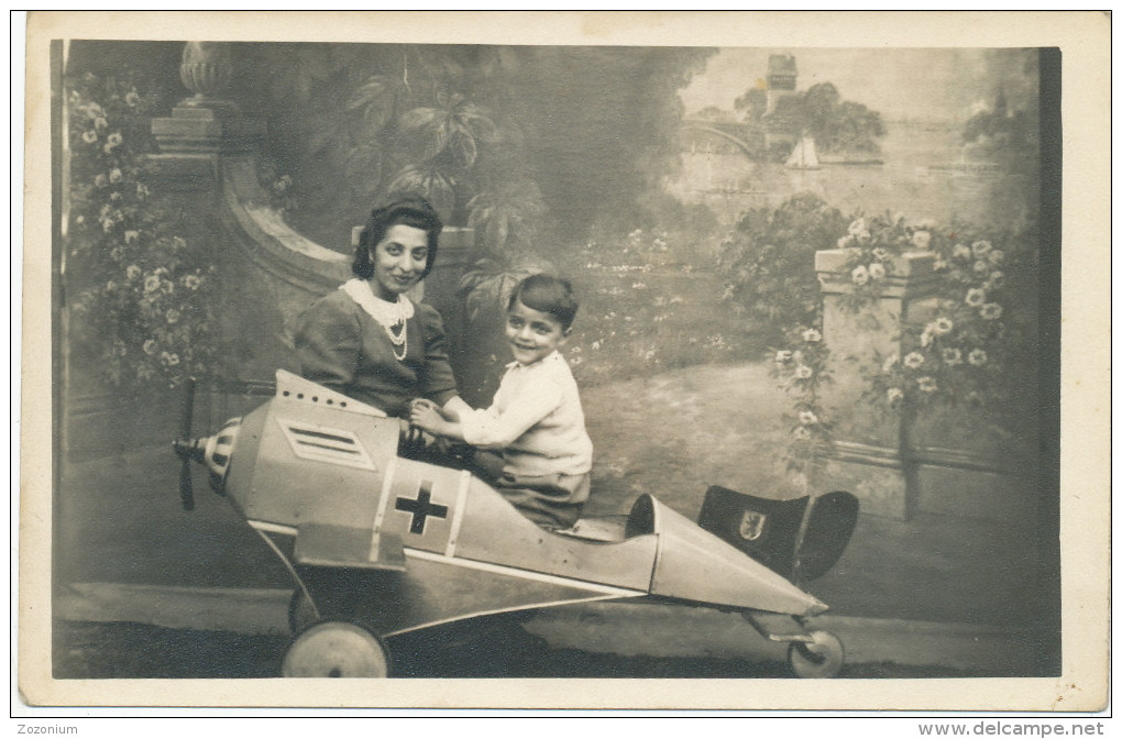 REAL PHOTO,MONTAGE, 1944 BERLIN,Germany Children Military Plane Toy Pedals,Boy With Mother,Kinder Militärischen Flugzeug - Aviation