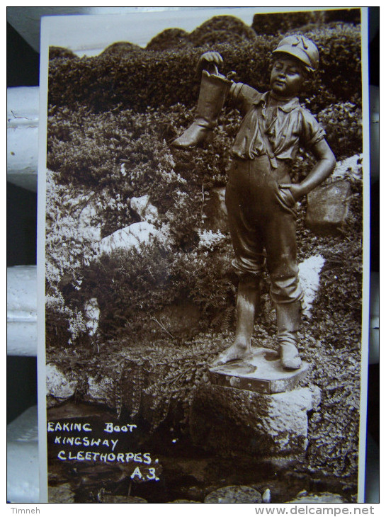 CPA. CLEETHORPES A.3. EAKING BOOT KINGSWAY STATUE OF A BOY IN THE GARDENS ENFANT Tient Une Botte PHOTO Véritable - Andere & Zonder Classificatie