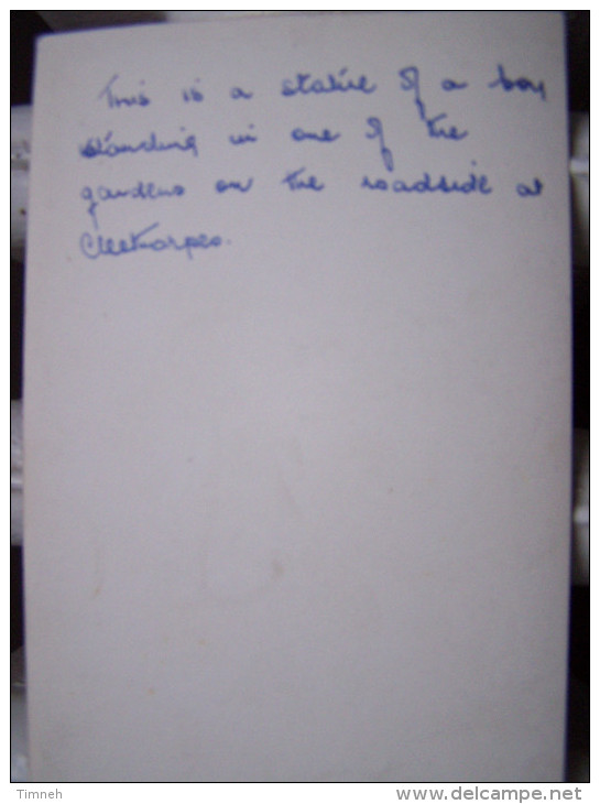 CPA. CLEETHORPES A.3. EAKING BOOT KINGSWAY STATUE OF A BOY IN THE GARDENS ENFANT Tient Une Botte PHOTO Véritable - Autres & Non Classés
