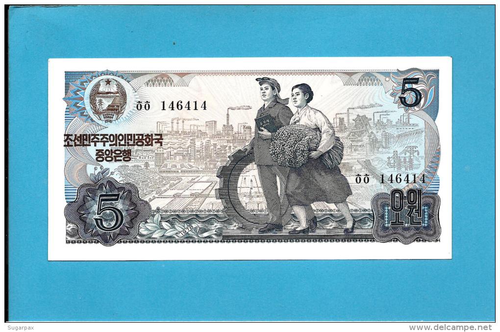 KOREA, NORTH - 5 WON - 1978 - P 19.e - UNC. - BLACK Serial # - Large Numeral 5 In BLUE Guilloche - 2 Scans - Corea Del Nord