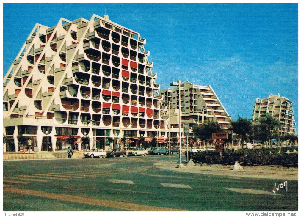 LA GRANDE-MOTTE (Hérault) - Immeubles Bordant Le Port - Véhicules : Ami6, R16, Fiat... - Non Circulé - Otros & Sin Clasificación