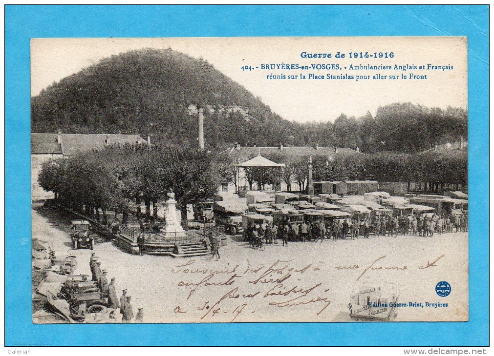 Bruyères-en-Vosges. - Ambulanciers Anglais Et Français Réunis Sur La Place Stanislas Pour Aller Sur Le Front. - Bruyeres