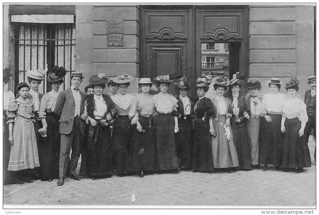 CARTE-PHOTO - Groupe De Jeunes Femmes (et Quelques Hommes) - Other & Unclassified