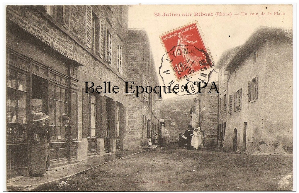 69 - SAINT-JULIEN-sur-BIBOST - Un Coin De La Place / MARIAGE ++++ Delorme, Phot., L'Arbresle ++++ 1911 ++++ RARE - Autres & Non Classés