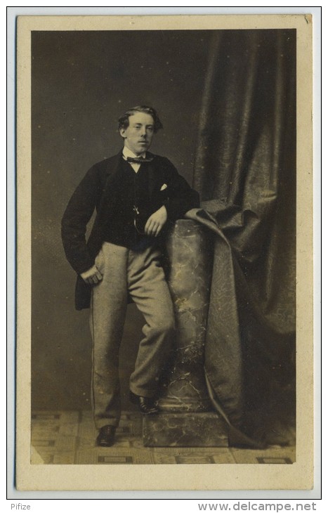 CDV 1860-70 Scott &amp; Ferranti à Liverpool. Jeune Homme Dans Une Pose Se Voulant Décontractée. - Alte (vor 1900)