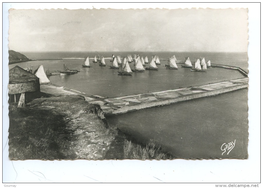 Port En Bessin : L'avant Port La Tour Vauban Et Les Jetées (n°40 Artaud Dentelée) Voiliers - Port-en-Bessin-Huppain