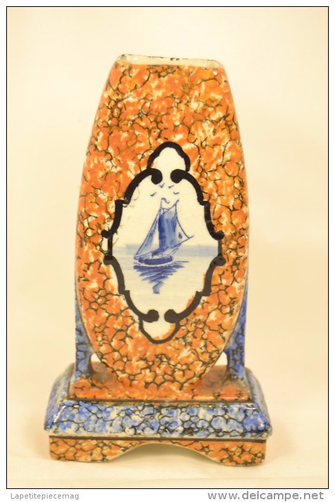 Ancien Vase En Céramique à Identifier Décor Bateau Bleu Style Delft, Tons Orange Et Bleu. Signé Signature Illisible - Delft (NLD)