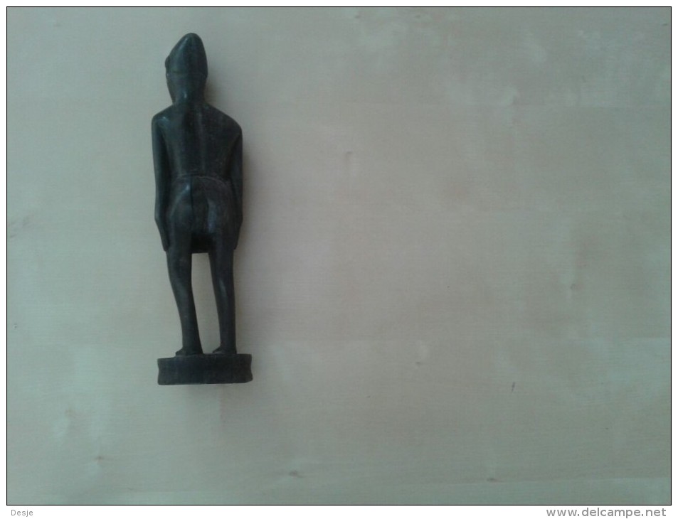 Prachtige Figuur Met Muts En Lendendoek In Bruin Hout - Art Africain