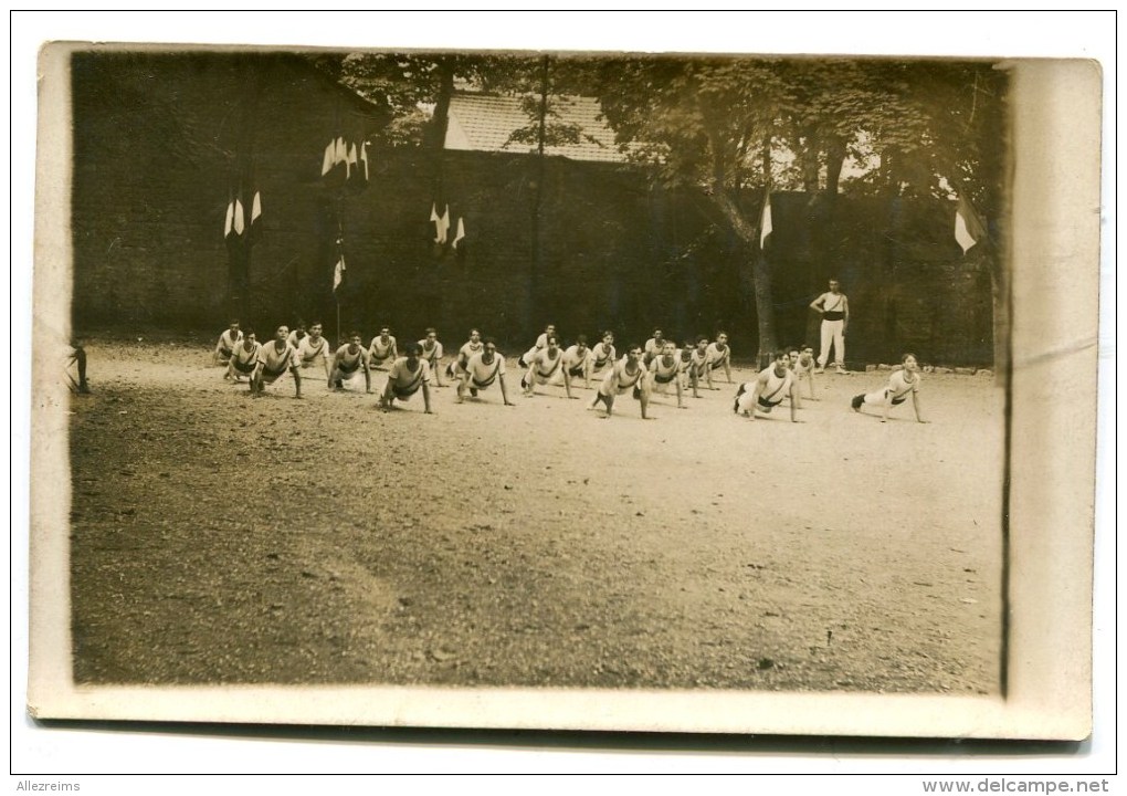 Carte Photo Sport : Gymnastique Un Groupe De Gymnastes      A   VOIR   !!!! - Gimnasia