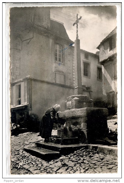 15 Chaudes Aigues *la Fontaine D'eau Chaude * Très Belle CPA Animée - Carlat