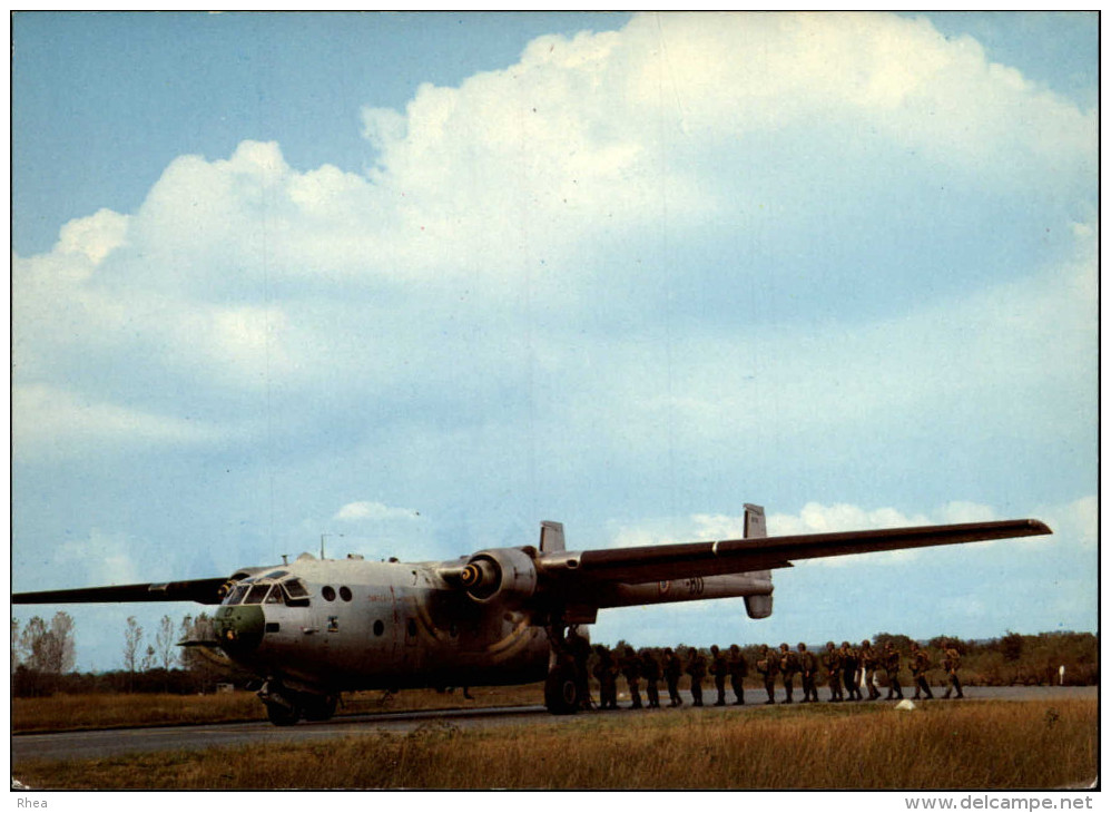 AVIATION  MILITAIRE - AVION - PARACHUTISME - Parachutting