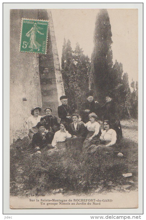 CPA 30 Gard Rochefort Du Gard Sur La Sainte Montagne Un Groupe De Nimois Au Jardin Du Nord Avignon Pujaut Saze Tavel - Rochefort-du-Gard