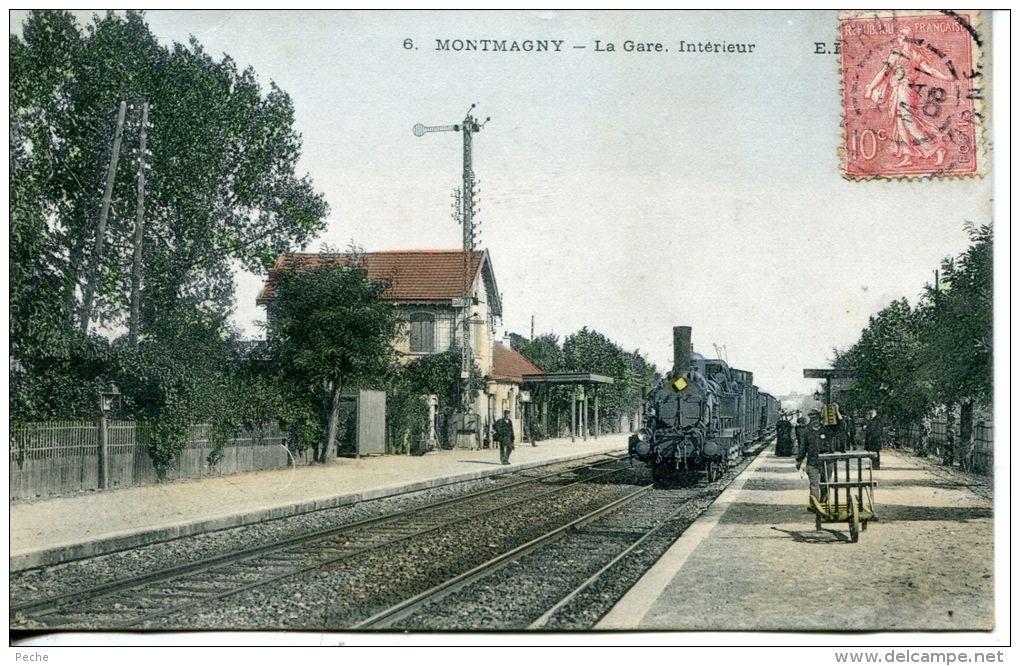 N°43253 -cpa Montmagny -la Gare Intérieur- - Gares - Avec Trains