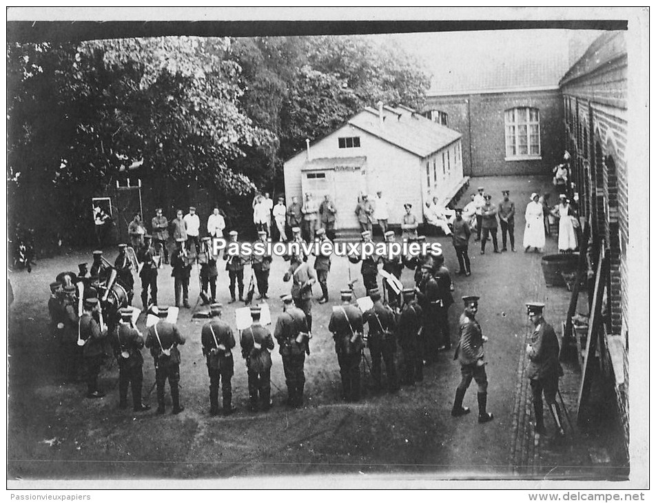 PHOTO  ALLEMANDE  NEUVILLE EN FERRAIN  CONCERT AU LAZARETT ? - Autres & Non Classés