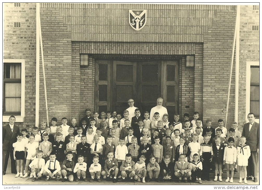 PHOTO CONGO BELGE EN 1957 ELISABETHVILLE LE COLLEGE AVEC LES ELEVES ET LES PROF DES 3 PREMIERES ANNEES  A VOS SOUVENIRS - Automobiles