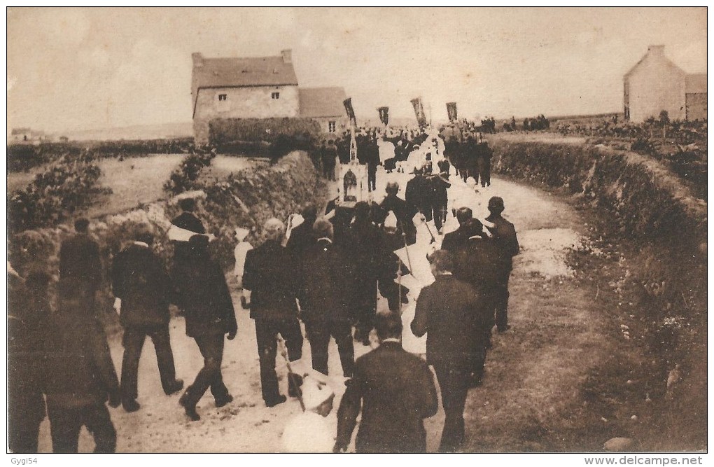 Plouguerneau 29 La Procession Se Rendant à Saint Michel - Plouguerneau