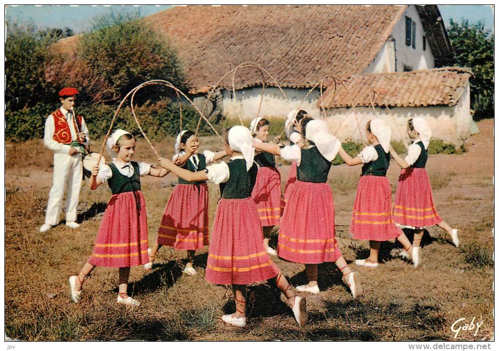 SAINT PALAIS . FOLKLORE DE FRANCE . LE PAYS BASQUE . GROUPE JARRAIKI . DANSE DES ARCEAUX . - Saint Palais