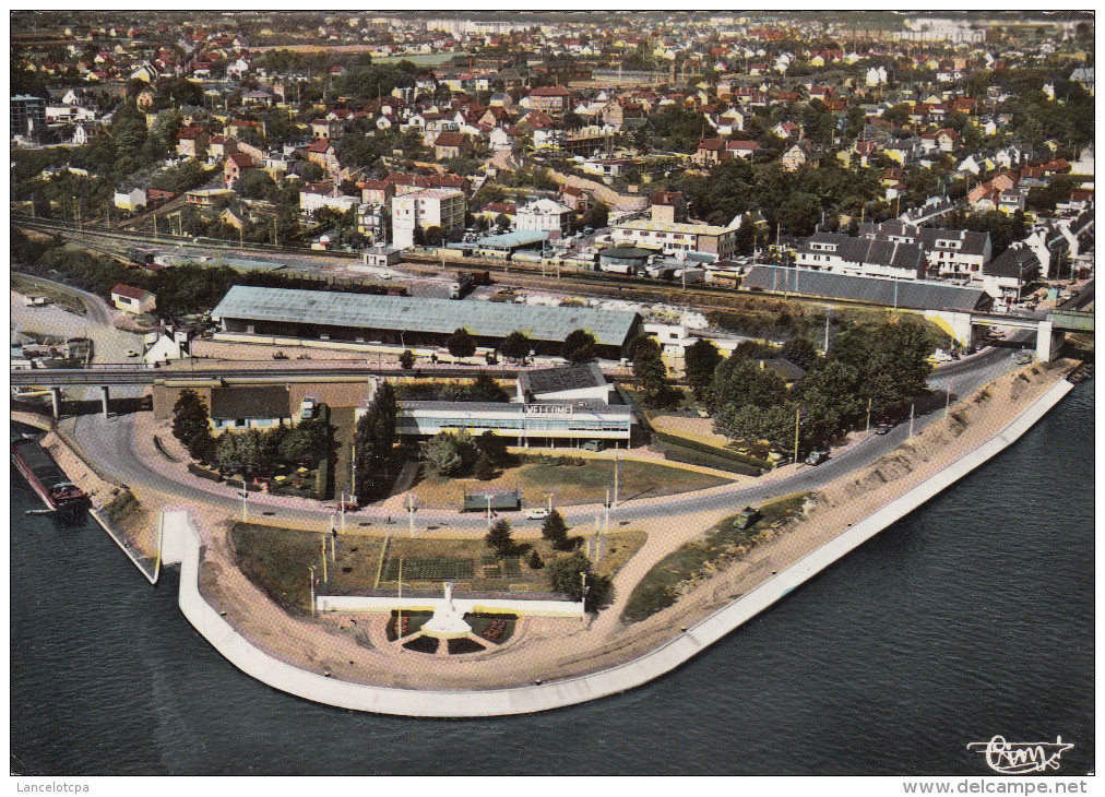 78 - CONFLANS SAINTE HONORINE / VUE AERIENNE SUR LA BOURSE D'AFFRETEMENT ET LE MONUMENT AUX MORTS DE LA BATELLERIE - Conflans Saint Honorine