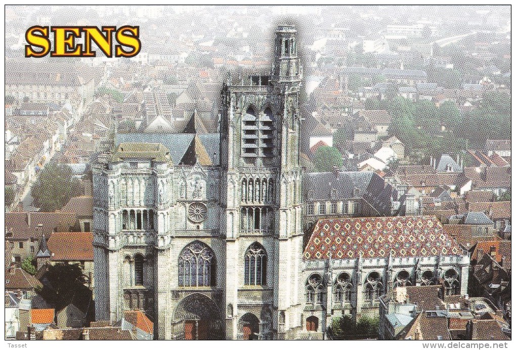 Sens 89 :        Couvreur Couverture Toiture   Cathédrale  Toit En Tuiles Vernissées  Vue Aérienne - Kirchen U. Kathedralen